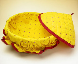 Provencal basket with lid (calissons. yellow x red)